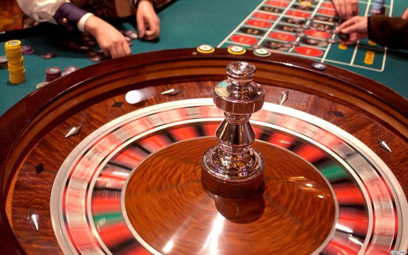 Permainan kasino langsung tanhoki: dealer nyata di studio multi-kamera memainkan baccarat, roulette, dan Dragon Tiger